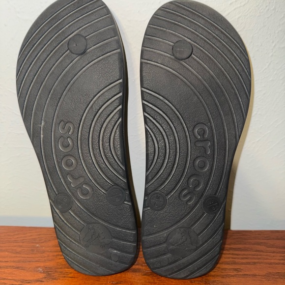 CROCS Classic Black Flip Flops - Picture 2 of 3
